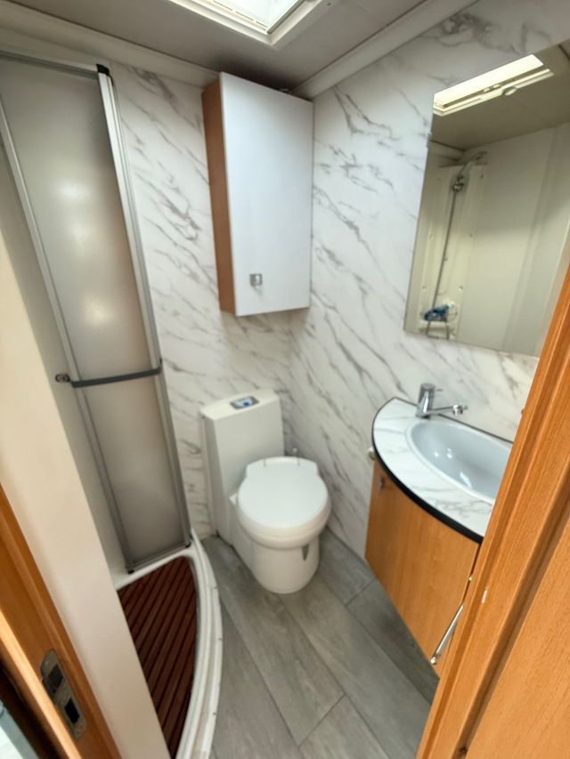 Autocaravana rutera 5.90m/aire//horno/alta gama