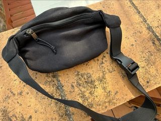 Riñonera Guess Negra