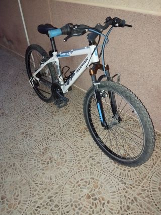 Bicicleta Rockrider Blanca ruedaas de 24
