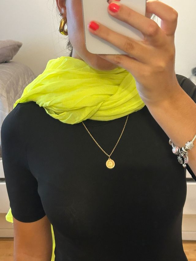 Conjunto body negro de Shein y pañuelo amarillo