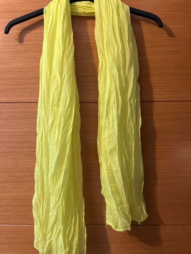 Conjunto body negro de Shein y pañuelo amarillo