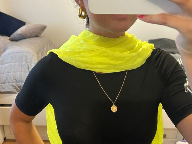 Conjunto body negro de Shein y pañuelo amarillo