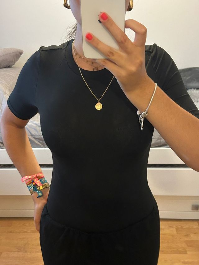 Conjunto body negro de Shein y pañuelo amarillo