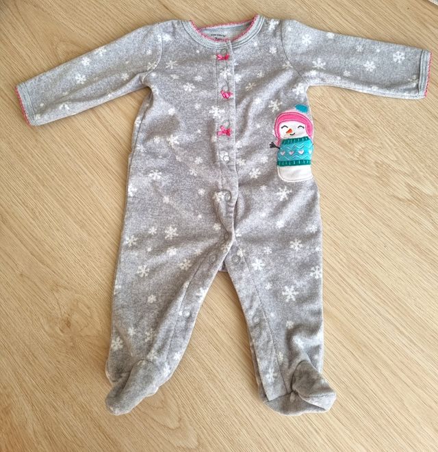 Mono bebé niña invierno muñeco nieve