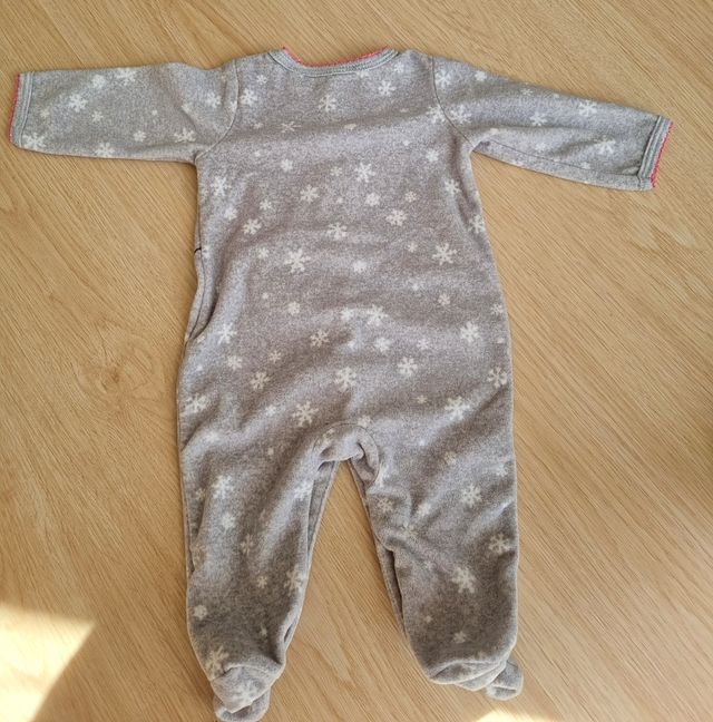 Mono bebé niña invierno muñeco nieve