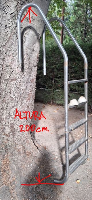 Escalera de piscina metálica