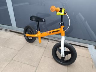 Bicicleta sin pedales B'Twin Runride 500 Naranja.