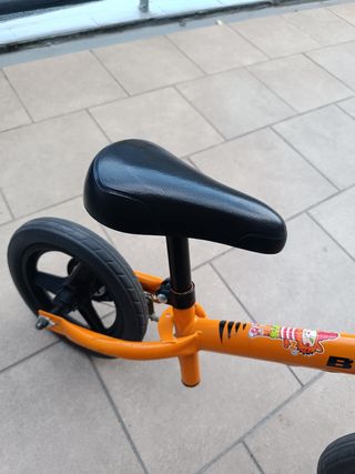 Bicicleta sin pedales B'Twin Runride 500 Naranja.