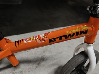 Bicicleta sin pedales B'Twin Runride 500 Naranja.