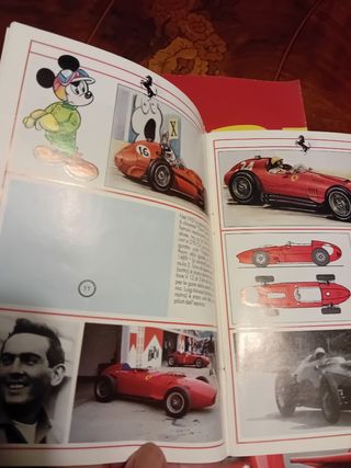 Topolino e la Ferrari con album figurine e poster