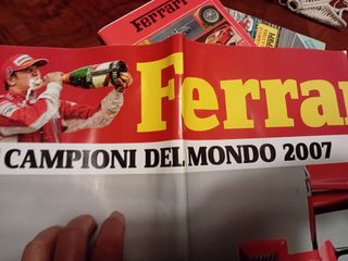 Topolino e la Ferrari con album figurine e poster