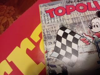Topolino e la Ferrari con album figurine e poster