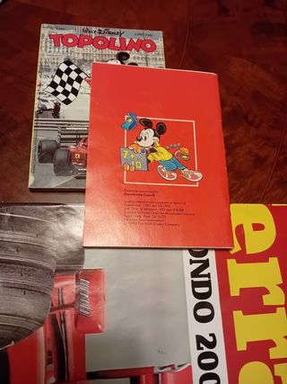 Topolino e la Ferrari con album figurine e poster