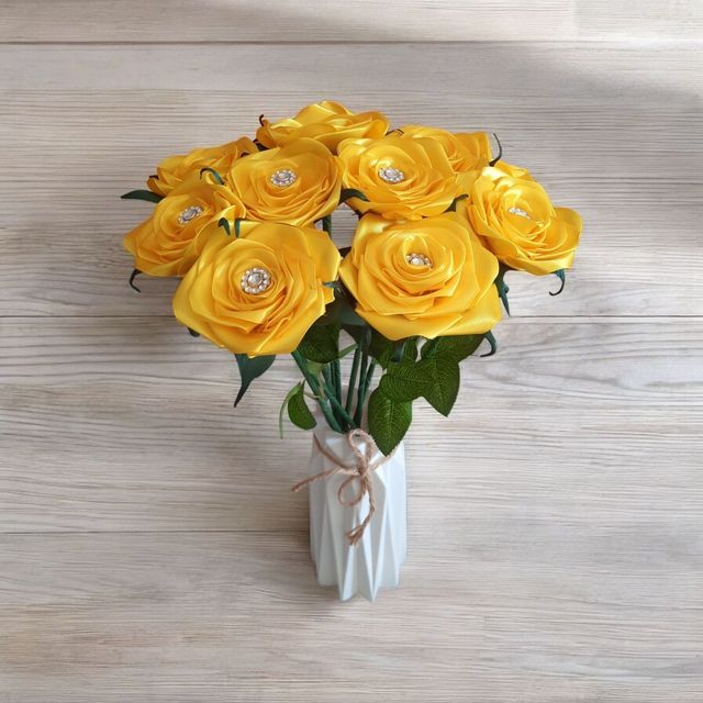 Eterno sol de satén : bouquet ,, Noire" de rosas