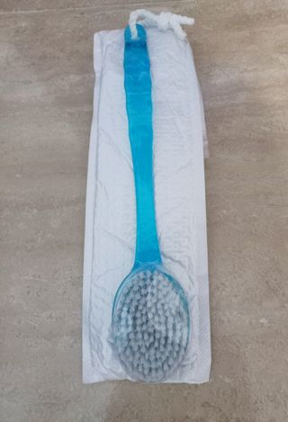 Cepillo de baño azul con cuerda