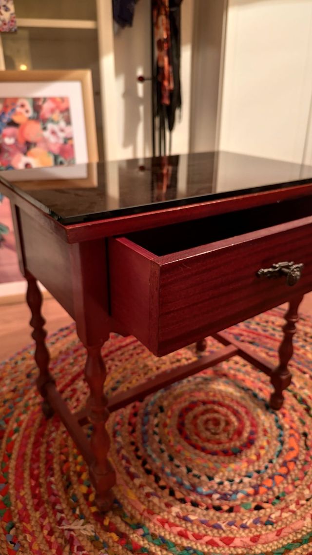 Mesita de noche Caoba con tapa de cristal