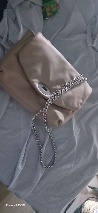 Bolso beige con cadena plateada