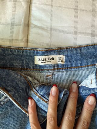 Falda vaquera corta desgastada