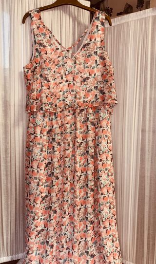 Vestido largo con estampado floral.