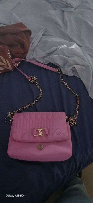 Bolso rosa con cadena dorada