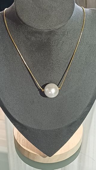 Collar dorado con perla