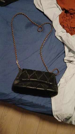 Bolso negro con cadena dorada