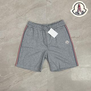Pantaloncini Moncler grigi con cinturini sportivi