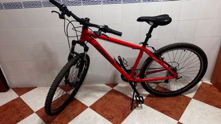 Bicicleta de montaña roja anaranjada para adulto