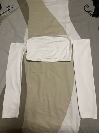 Top blanco sin hombros con manga larga
