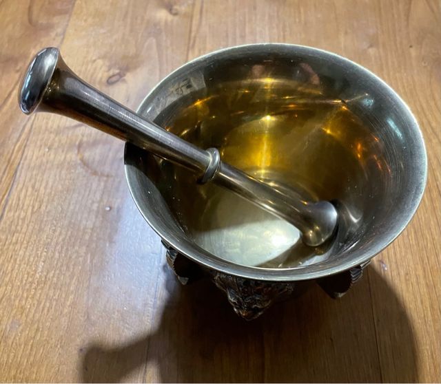 Mortero y mazo de bronce