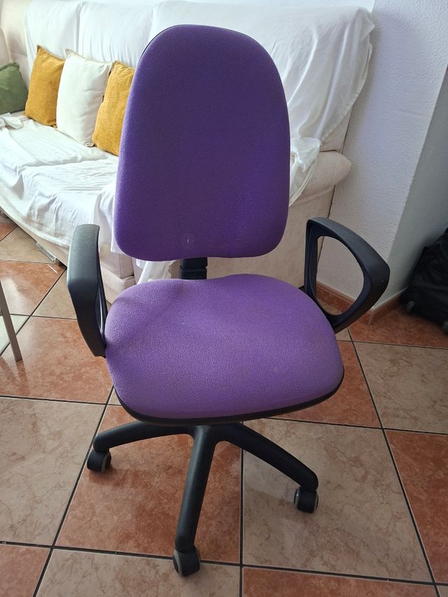 Silla de escritorio morada y negra