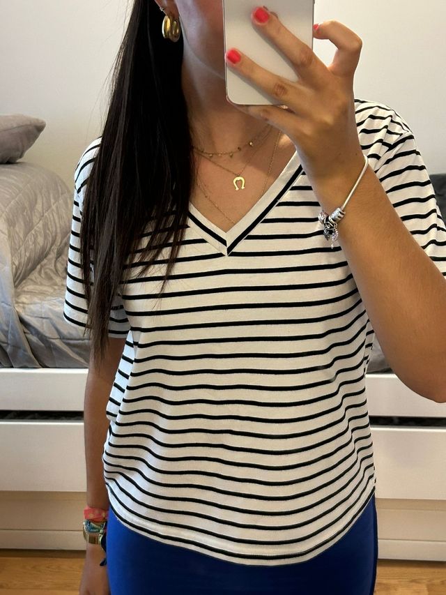 Camiseta de rayas blancas y negras