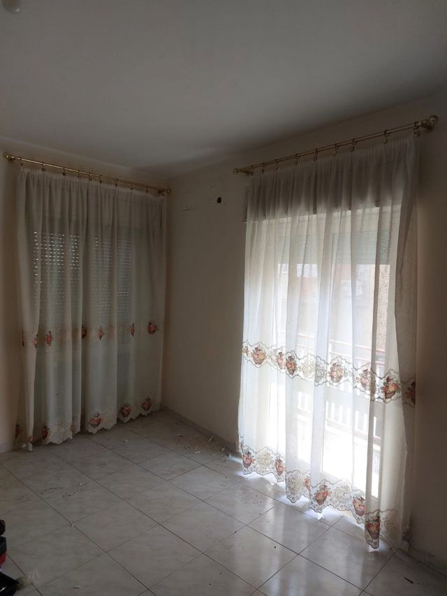 Tende da interno bianche con dettagli oro