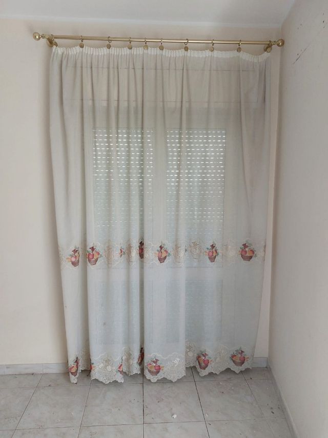 Tende da interno bianche con dettagli oro