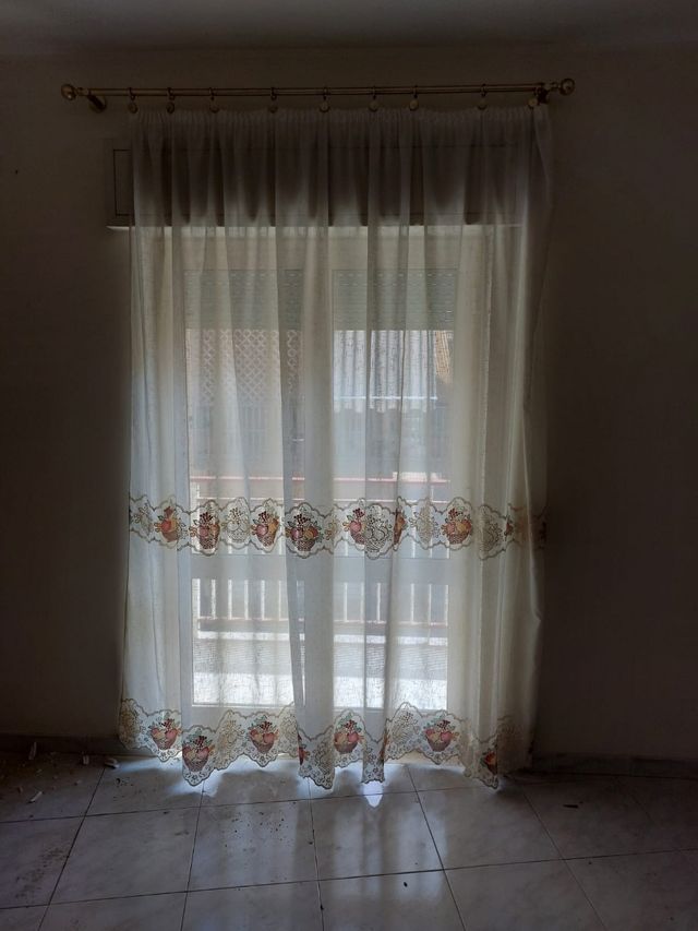 Tende da interno bianche con dettagli oro