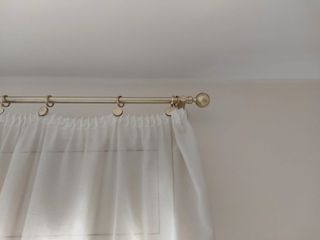 Tende da interno bianche con dettagli oro
