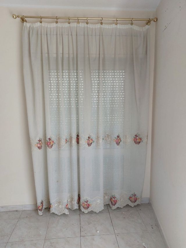 Tende da interno bianche con dettagli oro