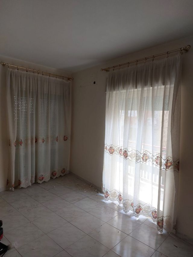 Tende da interno bianche con dettagli oro