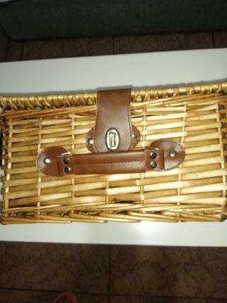 Baúl de mimbre con tapa y cuero,