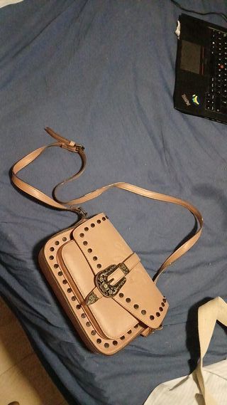 Bolso de hombro beige con detalles dorados
