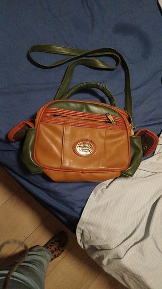 Bolso de piel marrón y verde