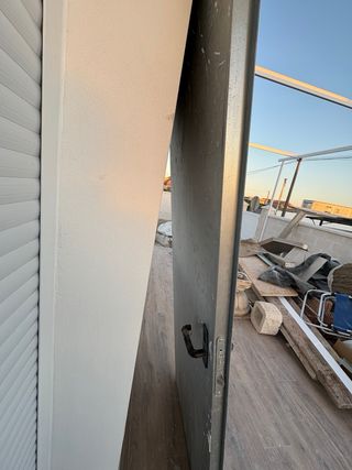 Puerta de obra metálica