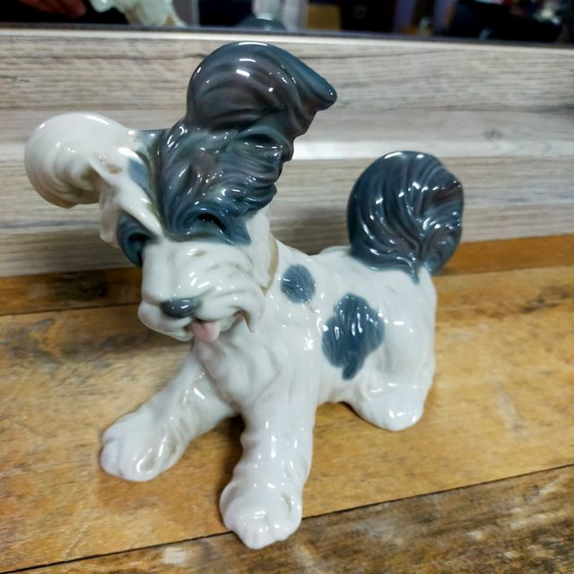 Figura di cane Lladro in porcellana beige grigio