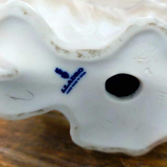 Figura di cane Lladro in porcellana beige grigio