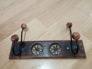 Perchero de madera con ganchos