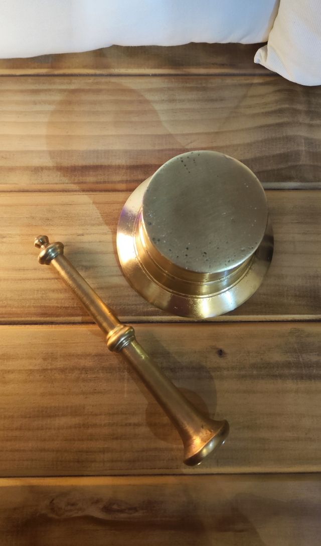 Mortero y mano de bronce antiguo