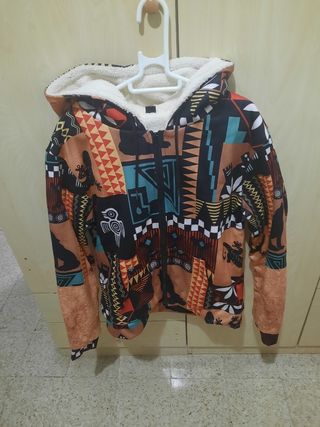 Chaqueta con forro polar y estampado étnico