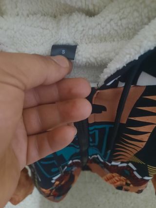 Chaqueta con forro polar y estampado étnico