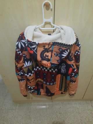 Chaqueta con forro polar y estampado étnico