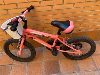 Bicicleta infantil rosa.